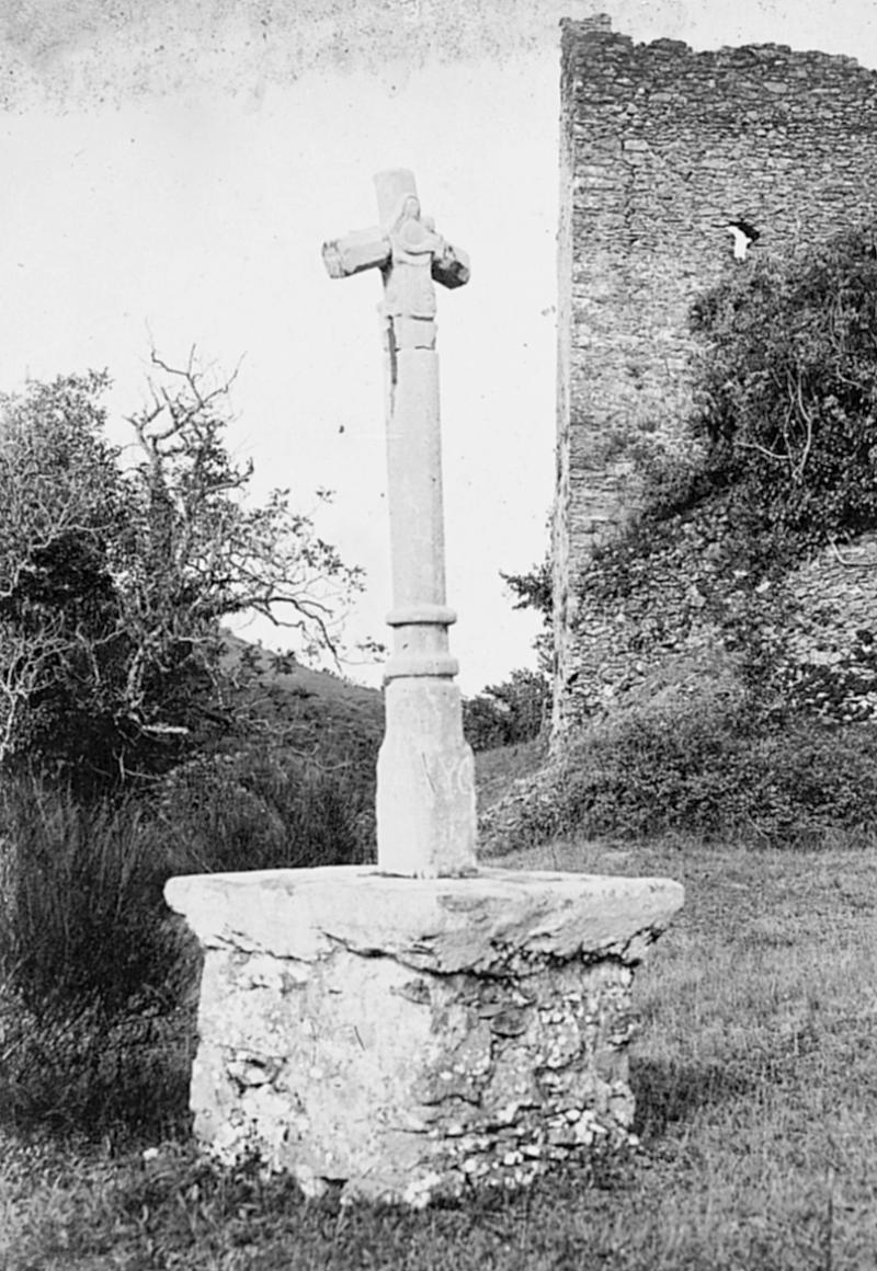 Croix (crotz) en pierre du XVIe siècle [?] et tour (torre), à Villelongue